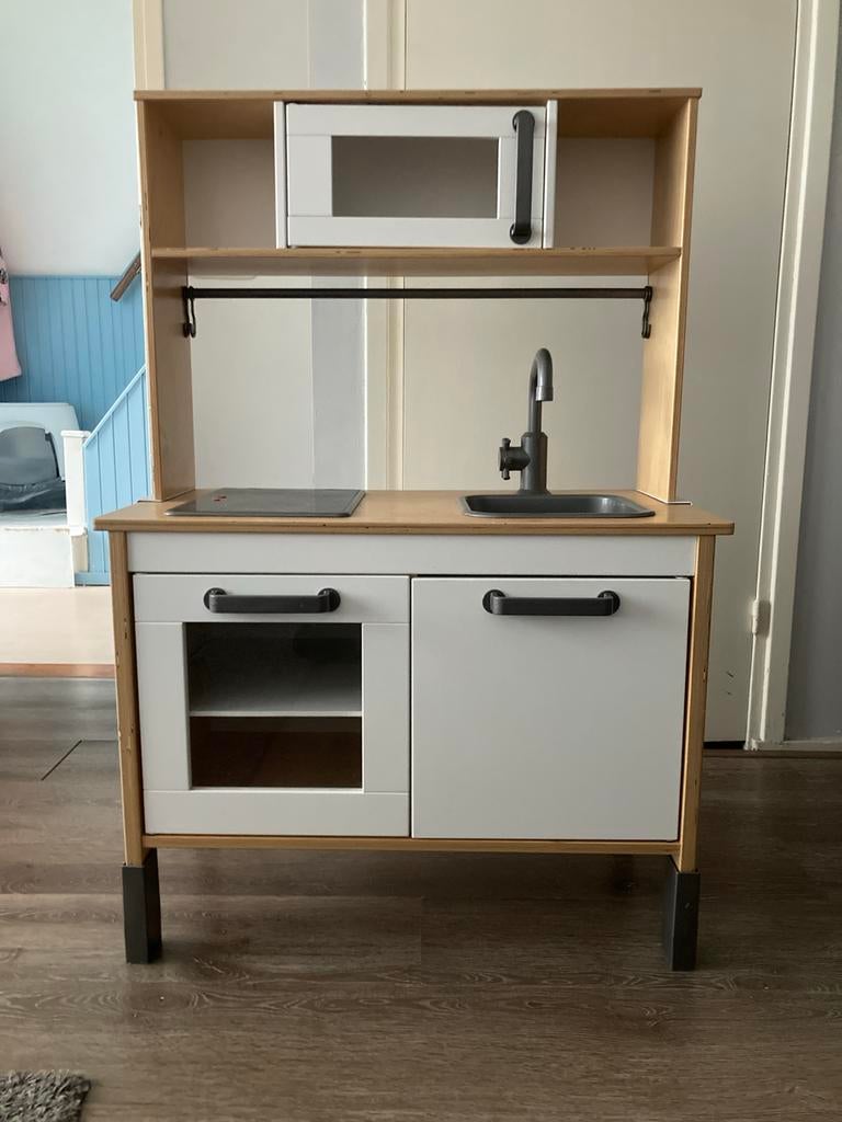 Speelkeuken met magnetron, Kinderen en Baby's, Speelgoed | Speelkeukens, Ophalen, Zo goed als nieuw, Hout, Speelkeuken