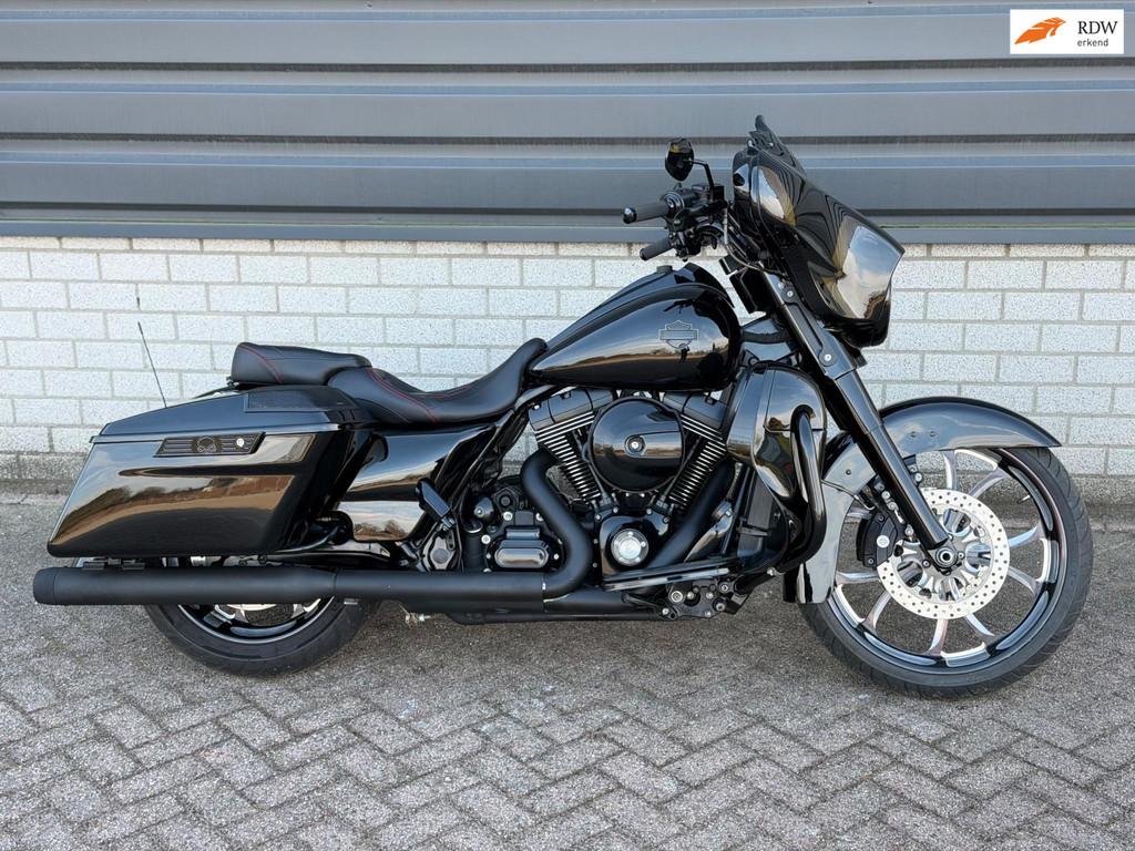 Harley Davidson FLHX Street Glide 103 black EDITION rockford, 1688 cc, Bedrijf, LED Verlichting, Meer dan 35 kW