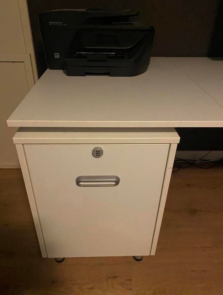 Wit bureau met kast op wielen en cijferslot, Huis en Inrichting, Bureaus, Ophalen, Spaanplaat of MDF, Zo goed als nieuw, Overige merken