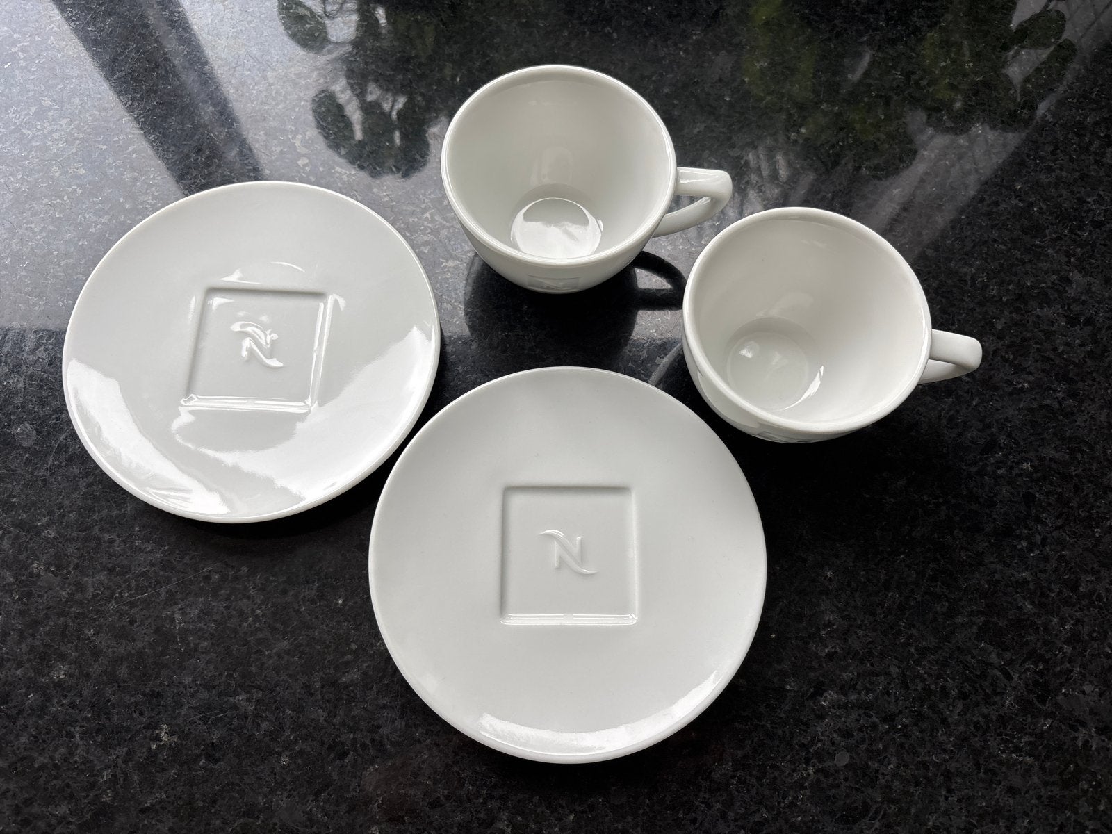 Nespresso kopjes met schotels - Set van 2, Huis en Inrichting, Overige merken, Keramiek, Ophalen of Verzenden, Zo goed als nieuw