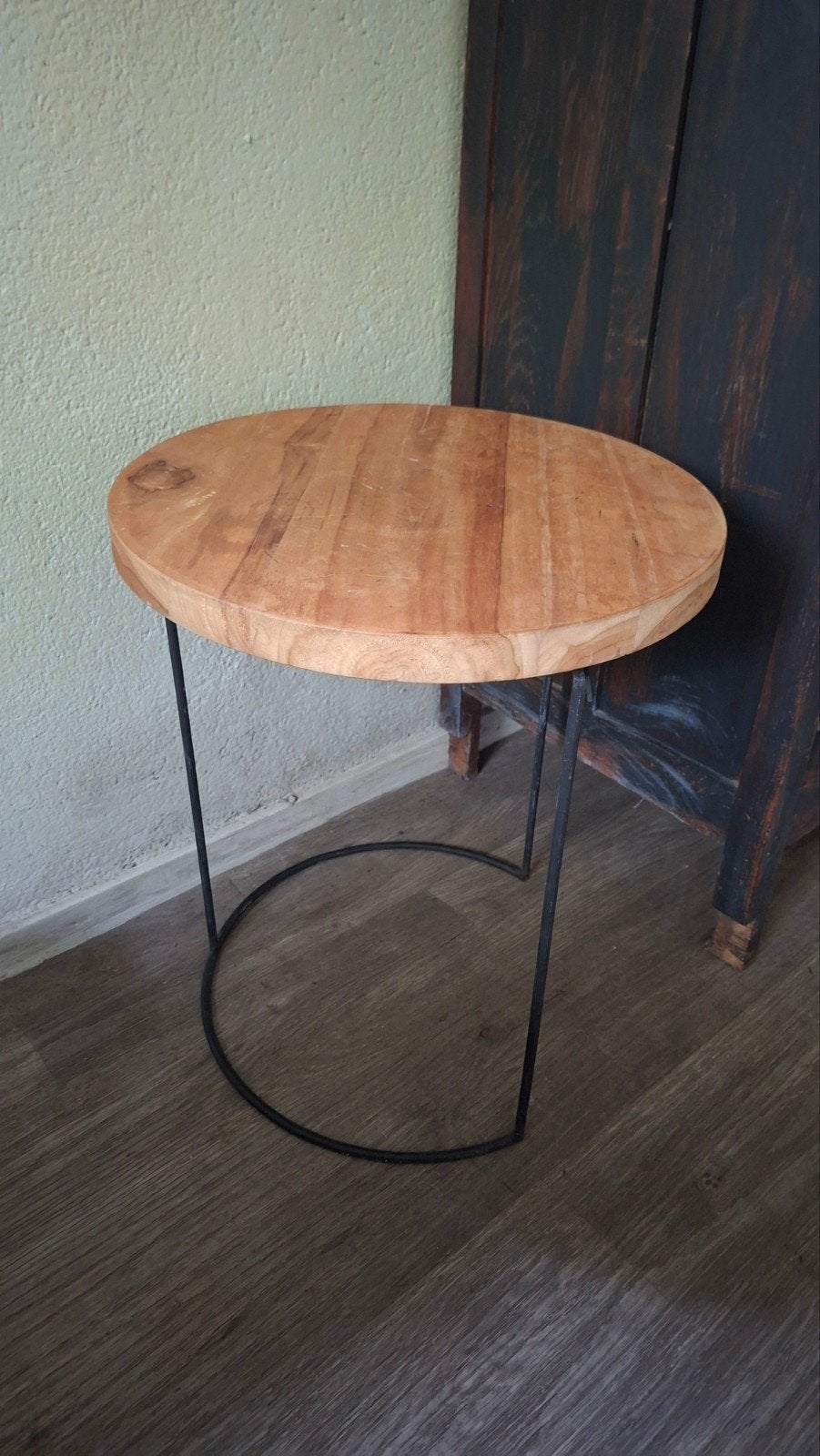 Zwart metalen bijzettafel met houten blad, Ophalen, Minder dan 45 cm, Minder dan 55 cm, Rond