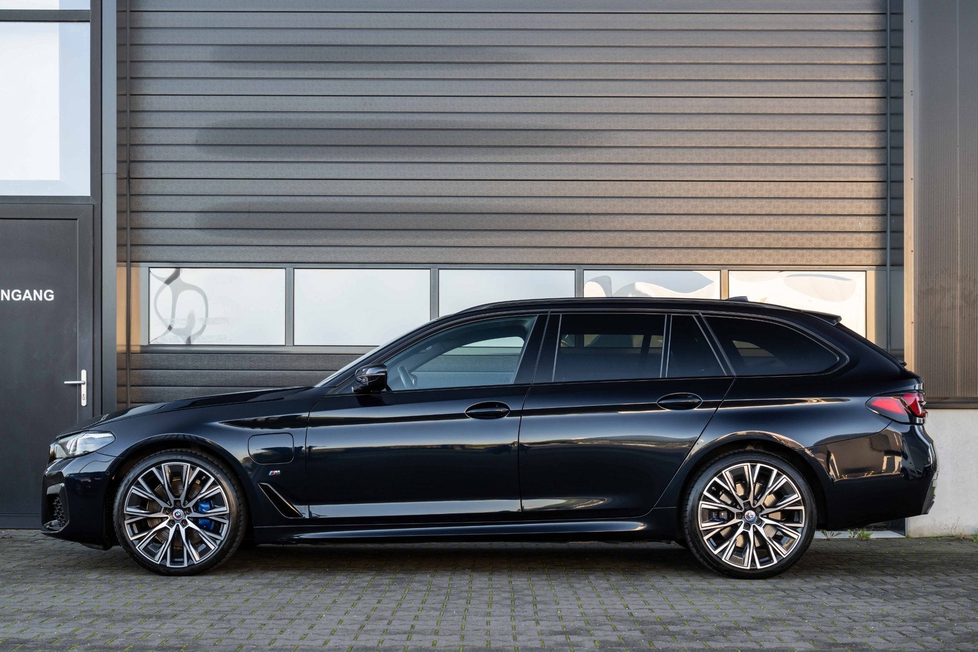 BMW 5-serie Touring 530e High Executive M-sport Individual20, Auto's, Automaat, Zwart, 4 cilinders, 135 min