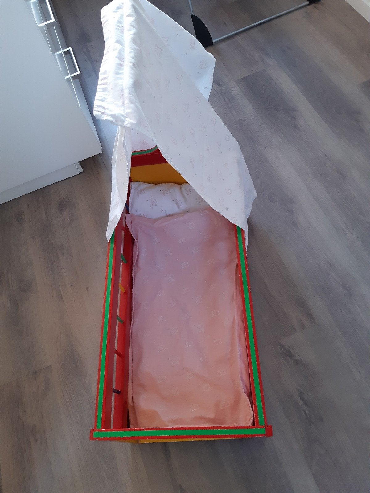 Vintage houten poppenwieg met beschilderingen, Ophalen of Verzenden, Gebruikt, Wieg