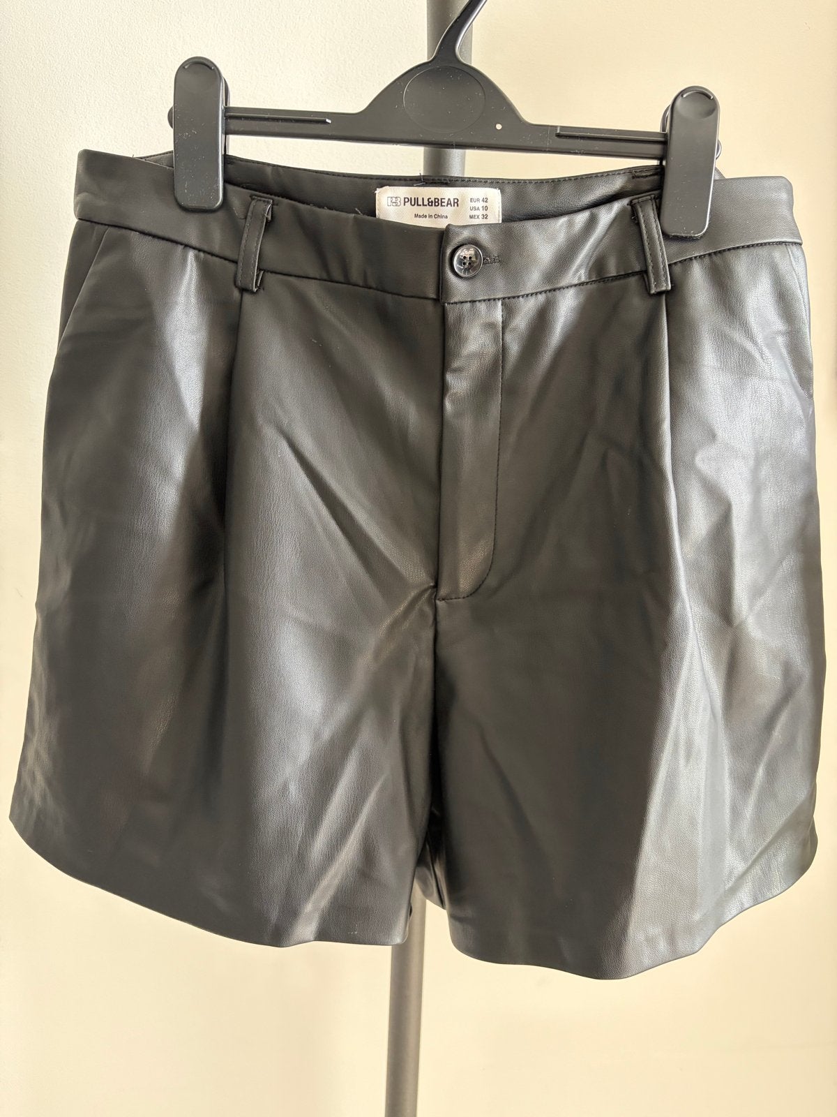 Pull&Bear Zwarte Faux Leren Shorts - Maat 42, Kort, Zwart, Maat 42/44 (L), Ophalen of Verzenden