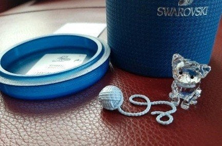 Swarovski poesje met knot wol Nieuw, Verzamelen, Ophalen of Verzenden, Nieuw, Figuurtje