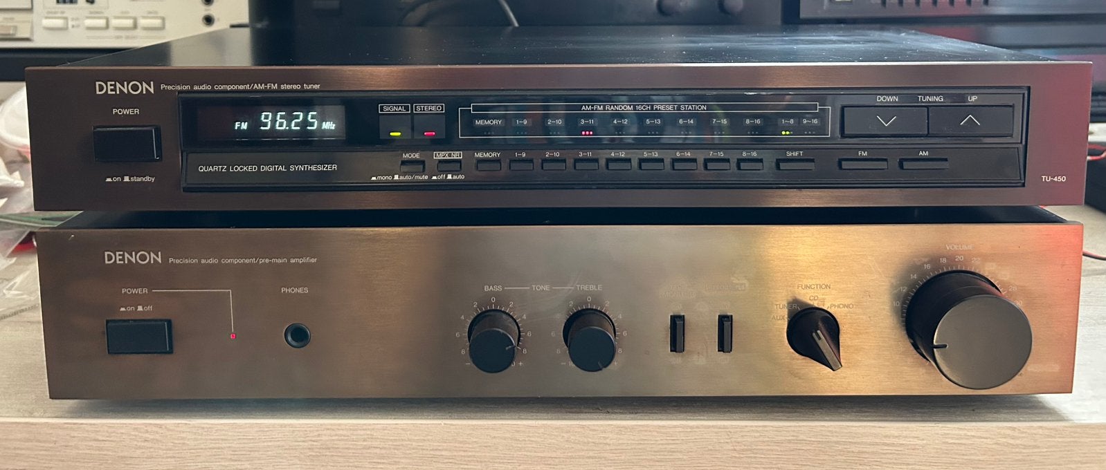 Denon PMA-250 versterker en TU-450 tuner in bronskleur., Gebruikt, Denon, Ophalen of Verzenden, Minder dan 60 watt