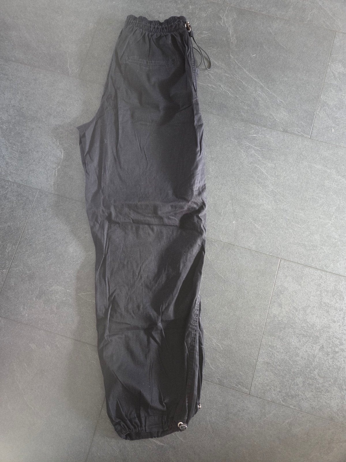 Bershka Parachute Broek Zwart Maat M, Maat 38/40 (M), Zwart, Lang, Gedragen