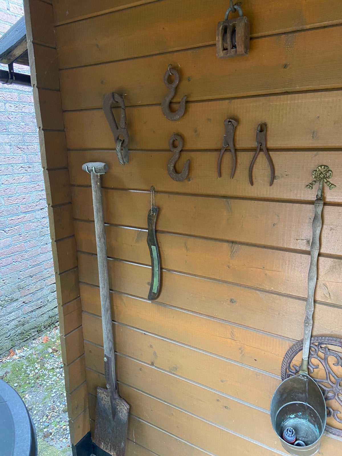 Brocante ijzeren gereedschap wijwater weegschal kapstok ed, Ophalen of Verzenden