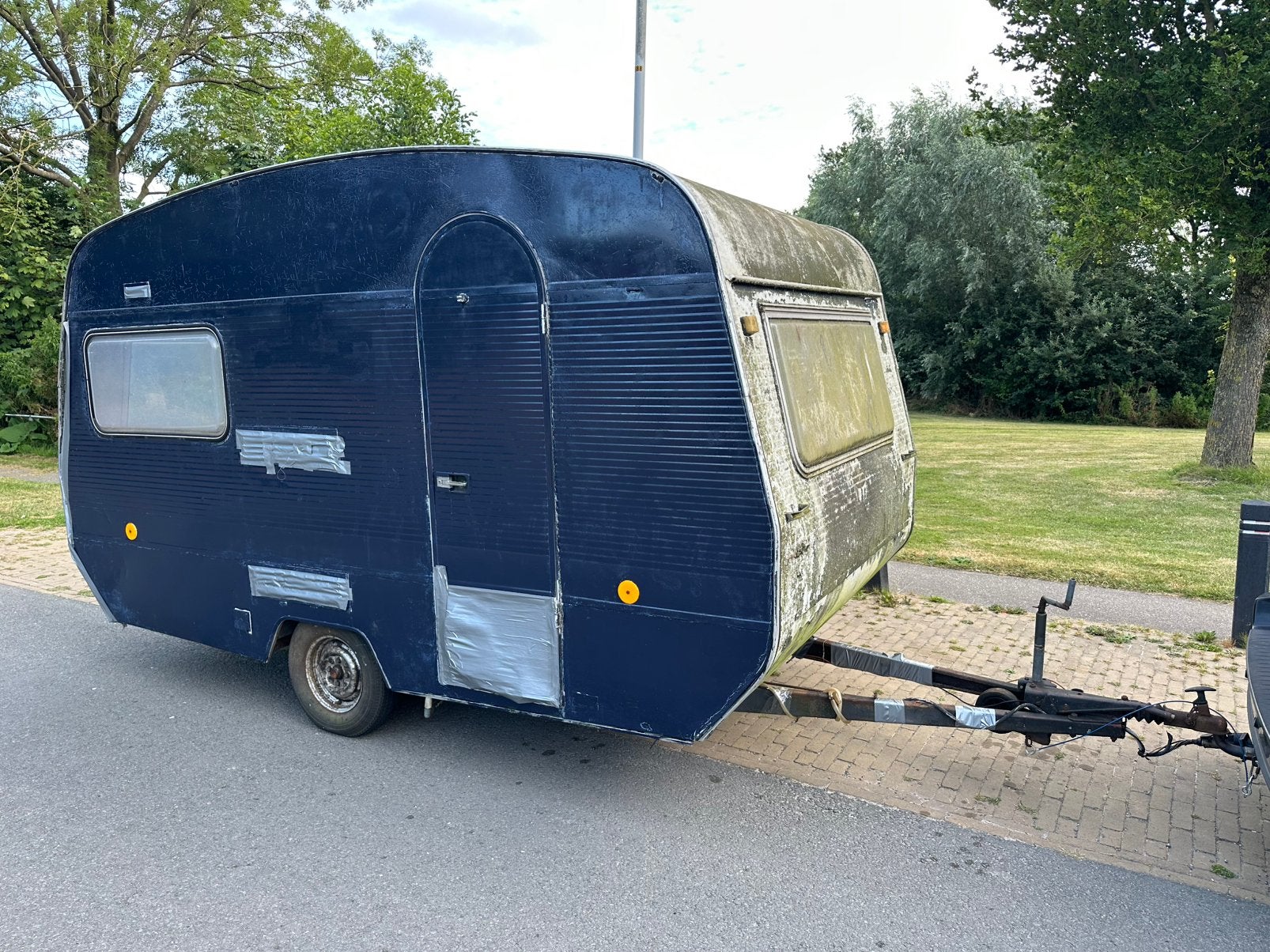 Voordelige caravan om te gebruiken voor diverse doeleinden., Standaardzit, Koelkast, Tot en met 2, Bedrijf