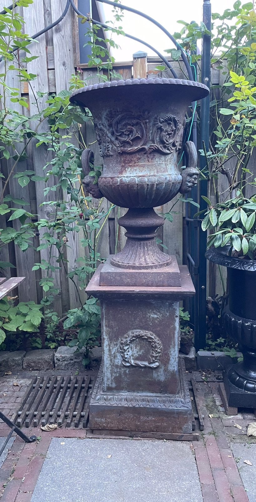 Gietijzeren hoge baardmanvaas tuinvaas bloempot op console, Tuin en Terras, Tuinvazen, Ophalen, Zo goed als nieuw