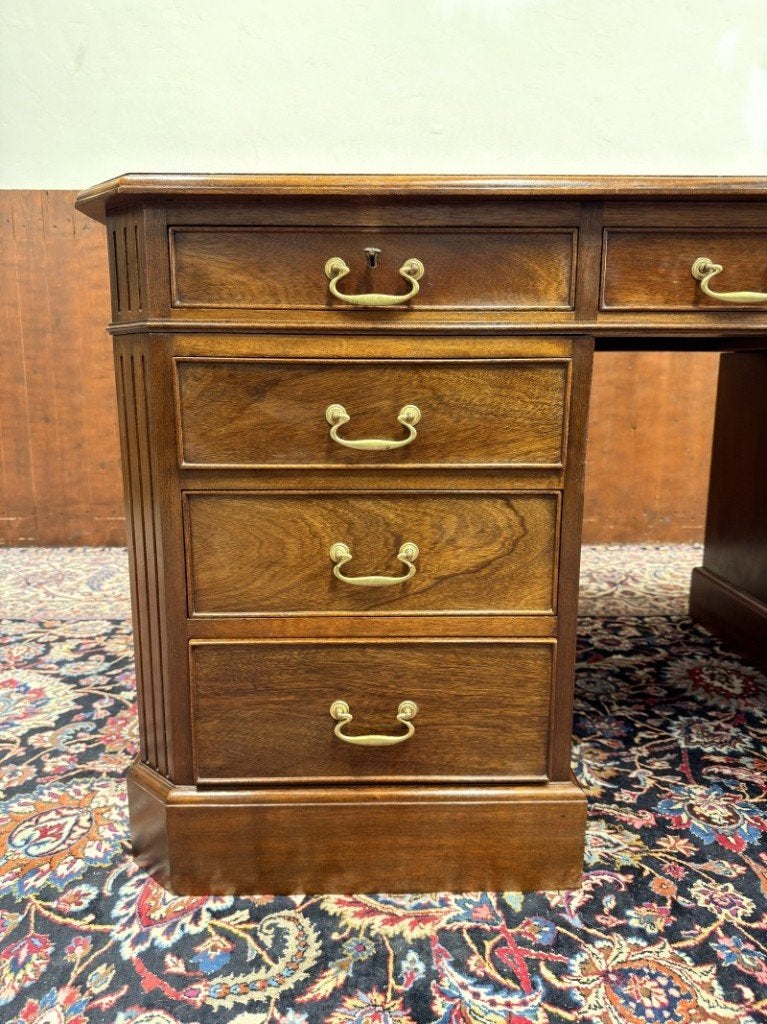 Foto 10 van Klassiek Engels Bureau met Bureaustoel