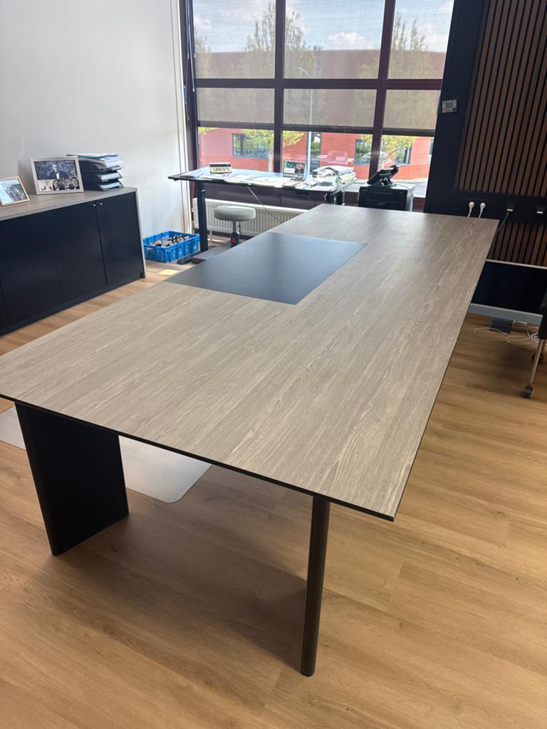 Grote vergadertafel / directiebureau met zwarte inleg, Vergader- of Presentatieruimte, Ophalen of Verzenden, Gebruikt, Tafel