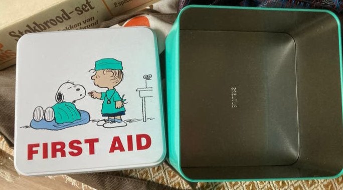 Snoopy First Aid blik EHBO, minimale deukjes in deksel, foto, Verzamelen, Blikken, Ophalen of Verzenden, Gebruikt, Overige, Overige merken