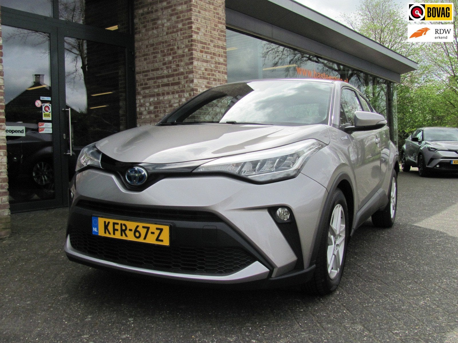 Toyota C-HR 1.8 Hybrid Bi-Tone Plus Apple Car PLay Android A, Stof, 4 cilinders, 98 pk, Bedrijf