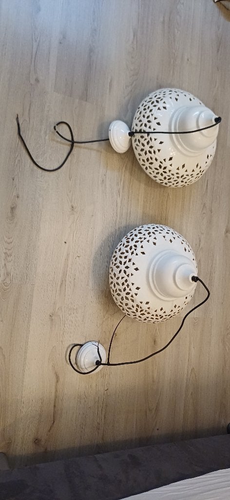 Lamp wit bewerkt 2 x, Huis en Inrichting, Lampen | Hanglampen, Ophalen, Gebruikt, Metaal, Minder dan 50 cm