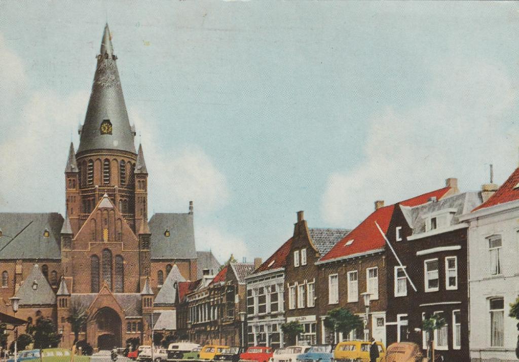 STEENBERGEN Markt met Kerk en Auto's, Verzenden, 1960 tot 1980, Gelopen, Noord-Brabant