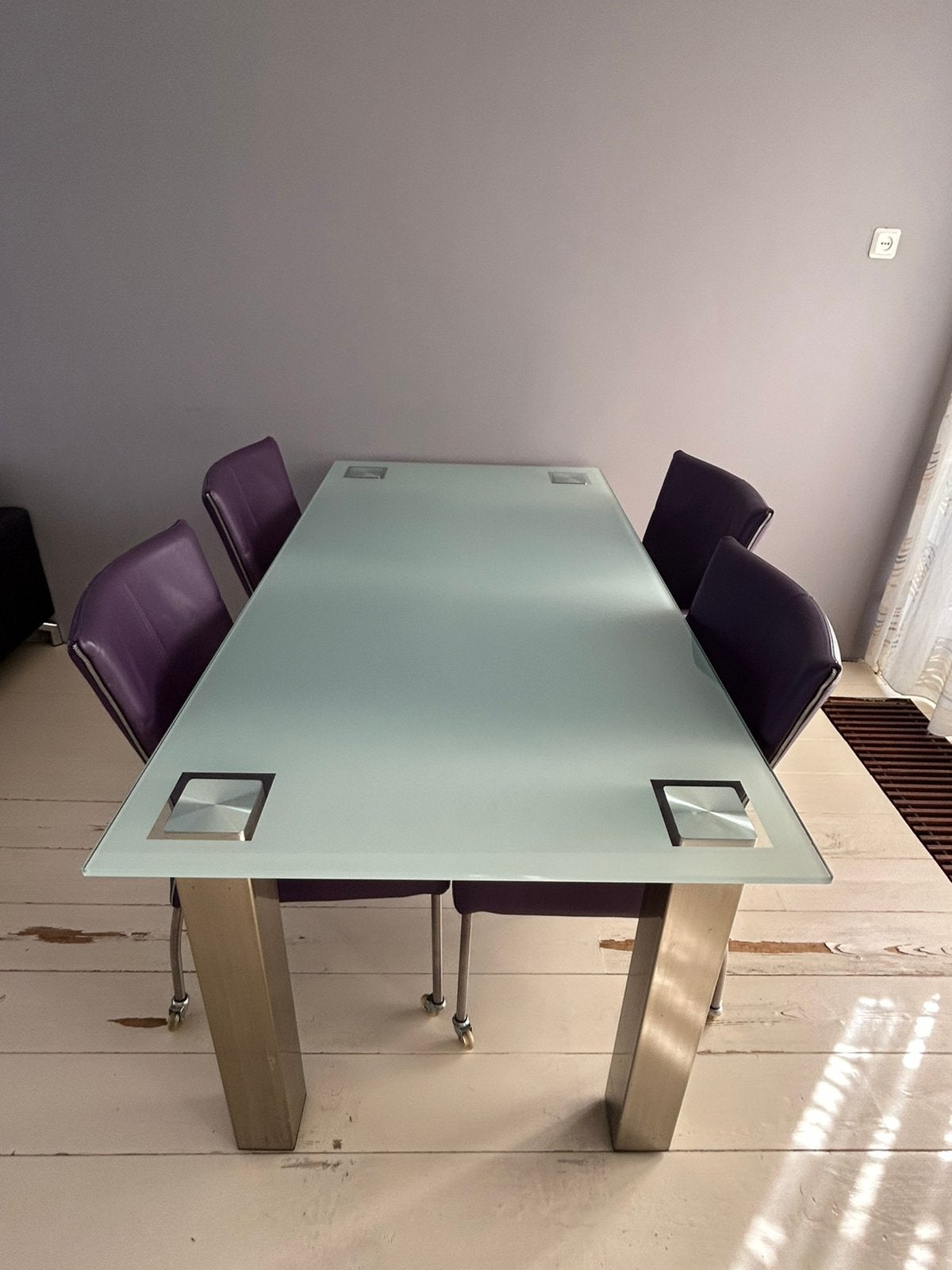 Eettafel met glazen blad. Wie kan ik er blij mee maken?!, Huis en Inrichting, Tafels | Eettafels, Ophalen, Gebruikt, 50 tot 100 cm