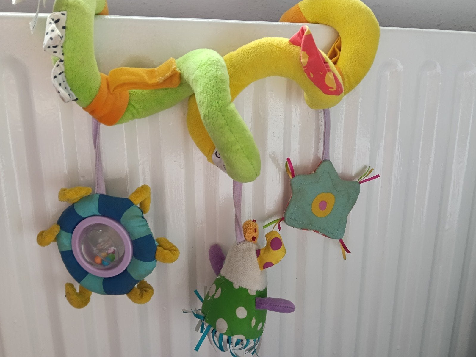Vrolijke spiraal mobiel met rammelaars voor baby, Kinderen en Baby's, Ophalen, Gebruikt, Mobiel, Met geluid