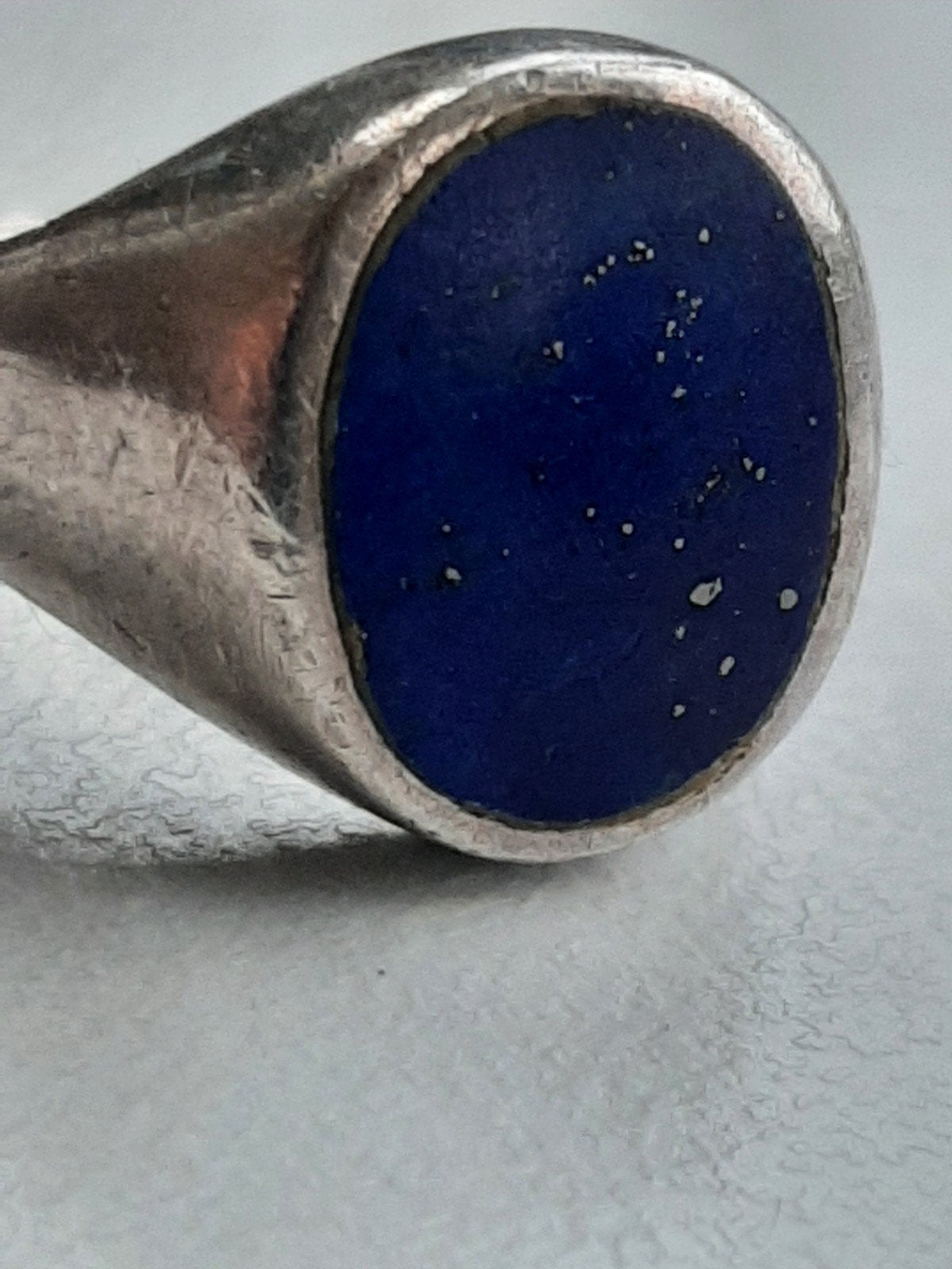 Bodemvondst zilveren ring met lapis lazuli zegelring, Gebruikt, 20 of groter, Ophalen of Verzenden, Zilver