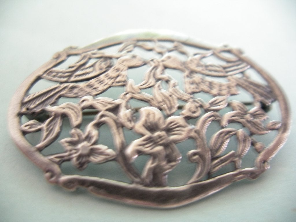 Een Oude Antieke Zilveren  Broche met 2 Vogels en Bloemen, Verzenden, Zilver, Broche
