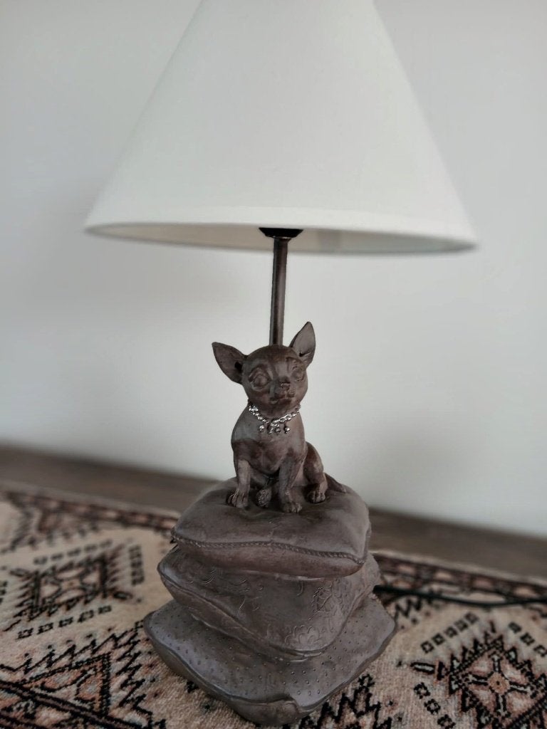 Chihuahua beeldje met tafel lamp, Ophalen of Verzenden, Zo goed als nieuw, Dier