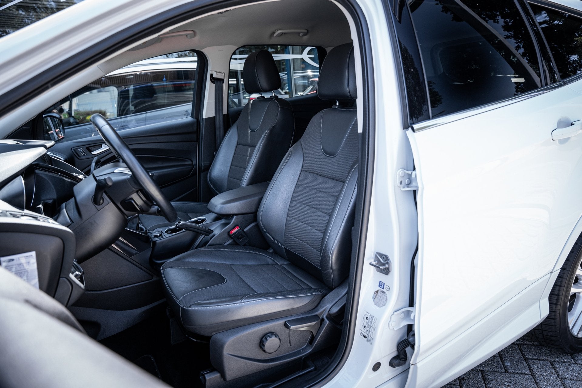 Ford Kuga 1.5 Titanium Styling Pack|Nieuwe Disr|Camera|Keyle, Auto's, Ford, 4 cilinders, Automatische klimaatregeling, Leder en Stof