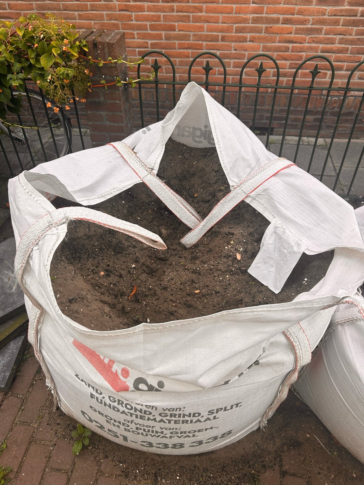 Big bag met zwarte grond / aanvulgrond, Tuin en Terras, Ophalen, Gebruikt, Straatzand
