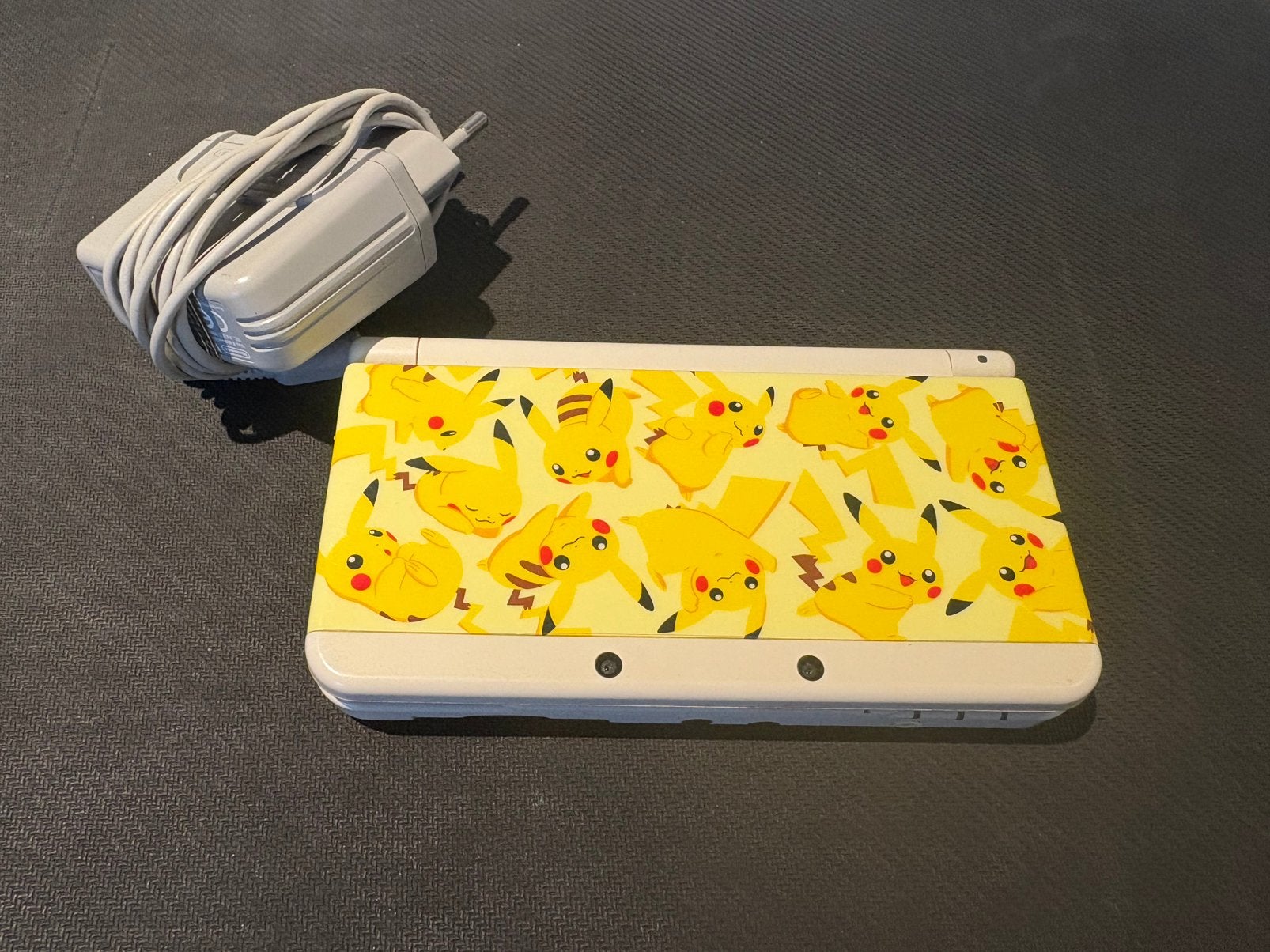 Nintendo 3DS pokemon pikachu edition met games, Ophalen of Verzenden, Zo goed als nieuw, 3DS, Met games