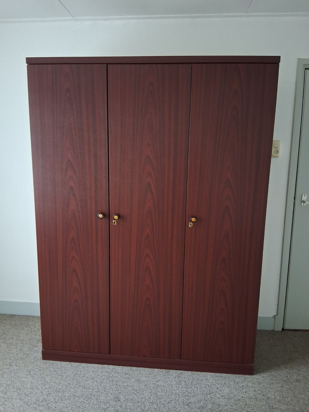 driedeurs kledingkast 75 euro, Gebruikt, 100 tot 150 cm, Ophalen of Verzenden, 150 tot 200 cm