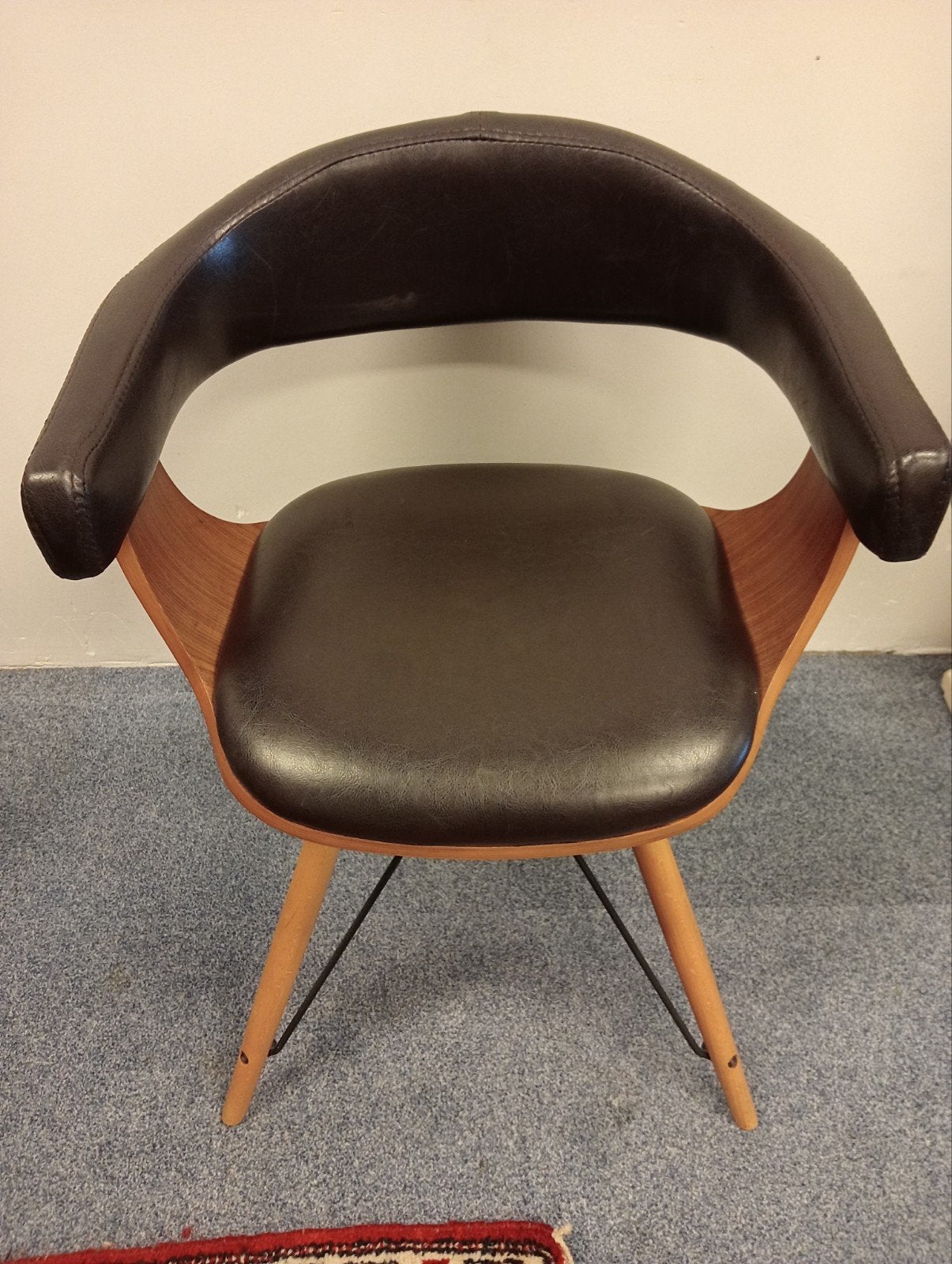 Stijlvolle fauteuil met houten frame en leren bekleding, Modern, Klassiek, Gebruikt, Bruin, Onbekend
