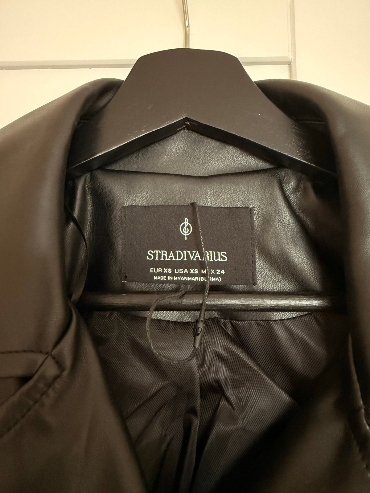 Stradivarius Faux Leren Trenchcoat – Maat XS – Zwart nieuw, Ophalen of Verzenden, Nieuw, Maat 34 (XS) of kleiner, Zwart