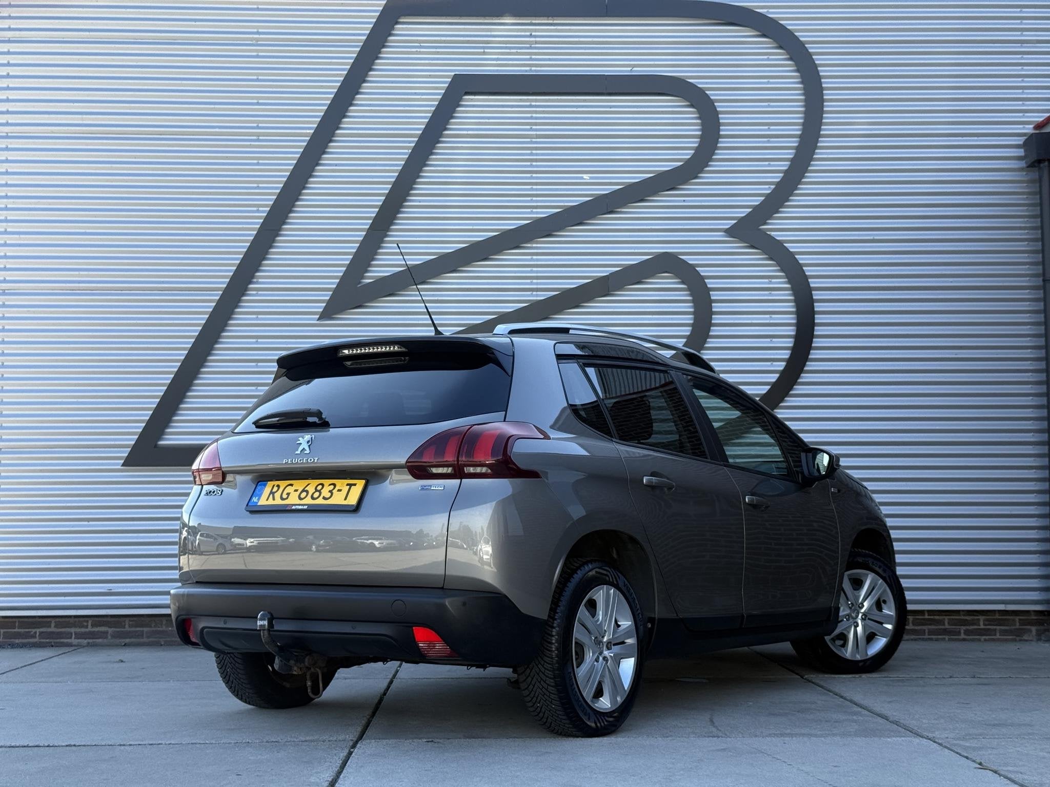Peugeot 2008 1.2 PureTech Active 1e Eigenaar|Navi|Trekhaak|D, Auto's, Voorwielaandrijving, Stof, Euro 6, Handgeschakeld