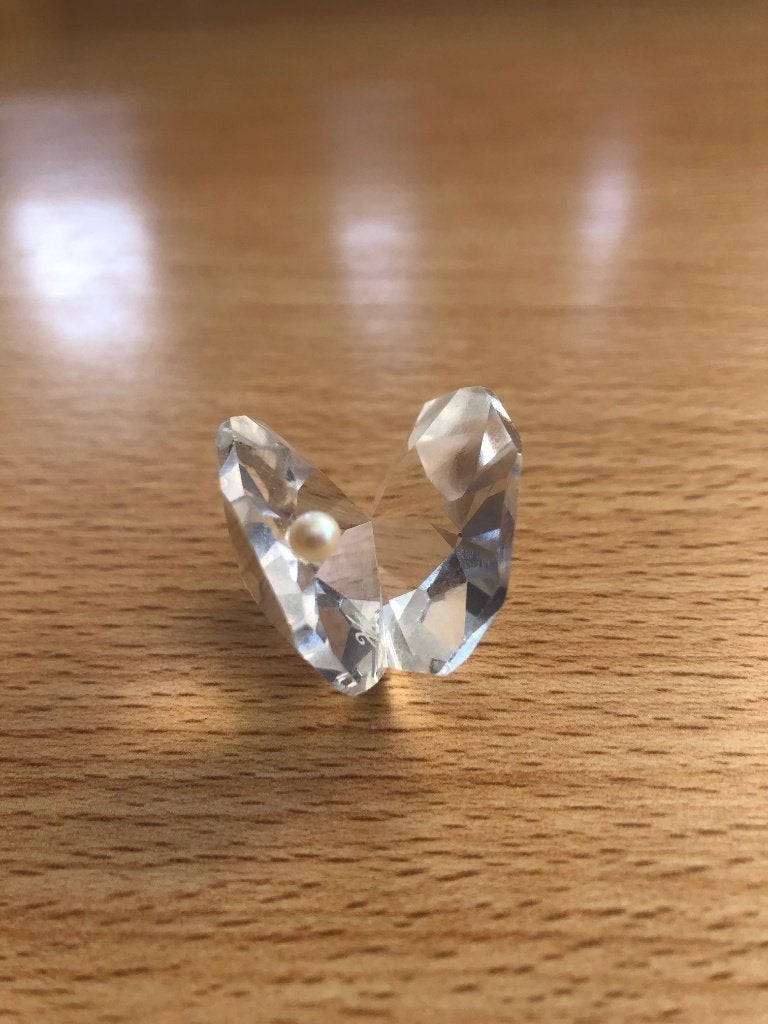 Mooie glazen Oester met Parel. 2,5 cm hoog. Glas. AB., Ophalen of Verzenden, Gebruikt, Kristal, Overige typen