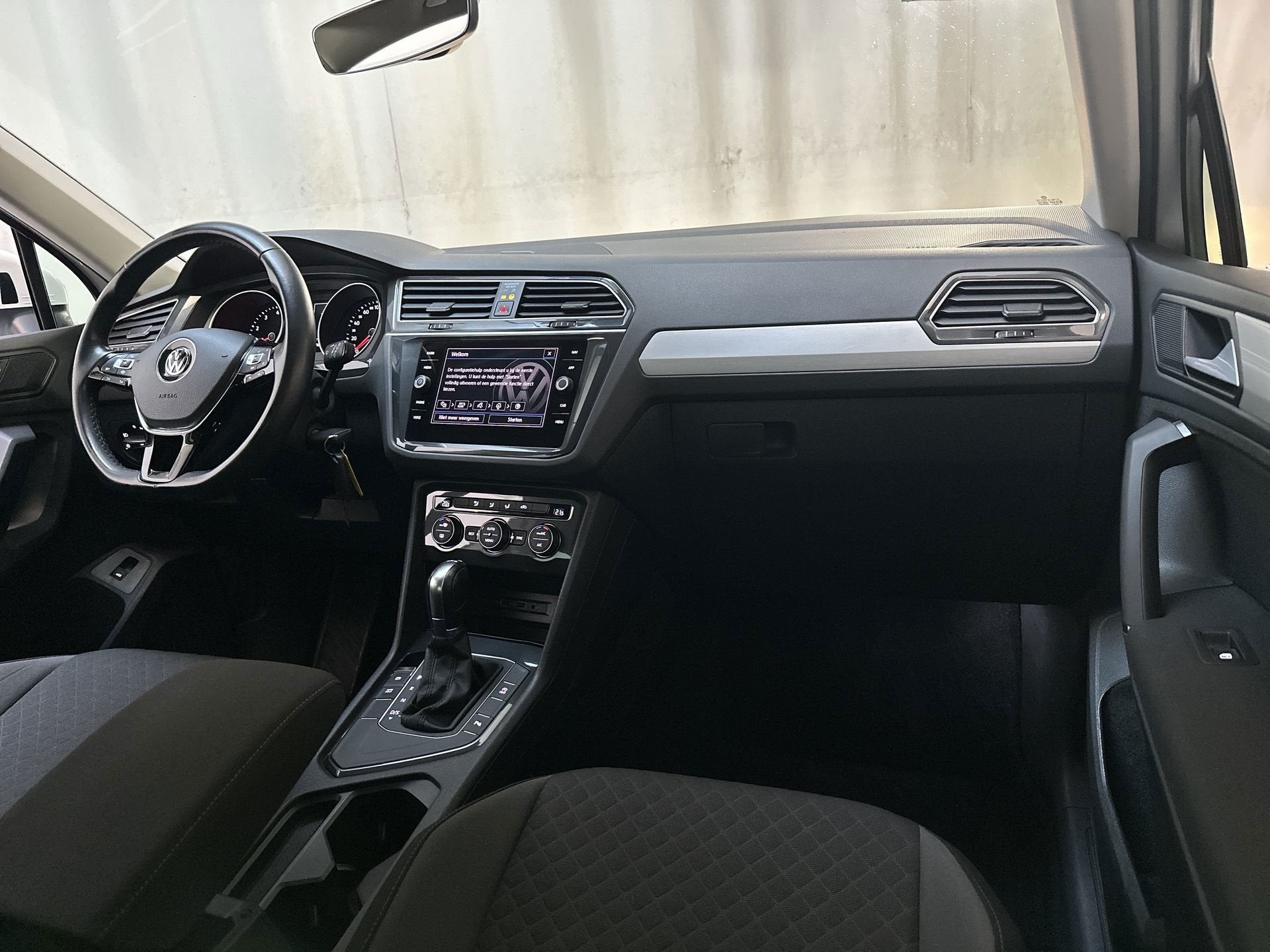 Volkswagen Tiguan 1.5 TSI 150pk DSG ACT Comfortline Business, Stof, 4 cilinders, Wit, Origineel Nederlands