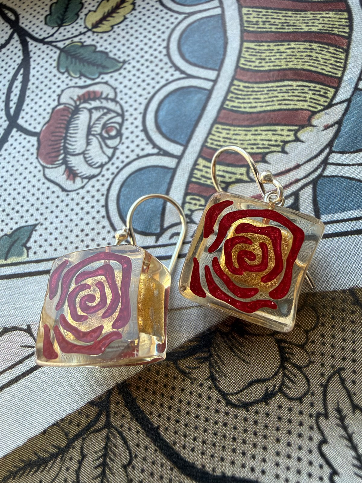 ZSISKA Wild Rose Kubus Oorbellen met 24K Bladgoud, Ophalen of Verzenden, Rood, Overige materialen, Hangers