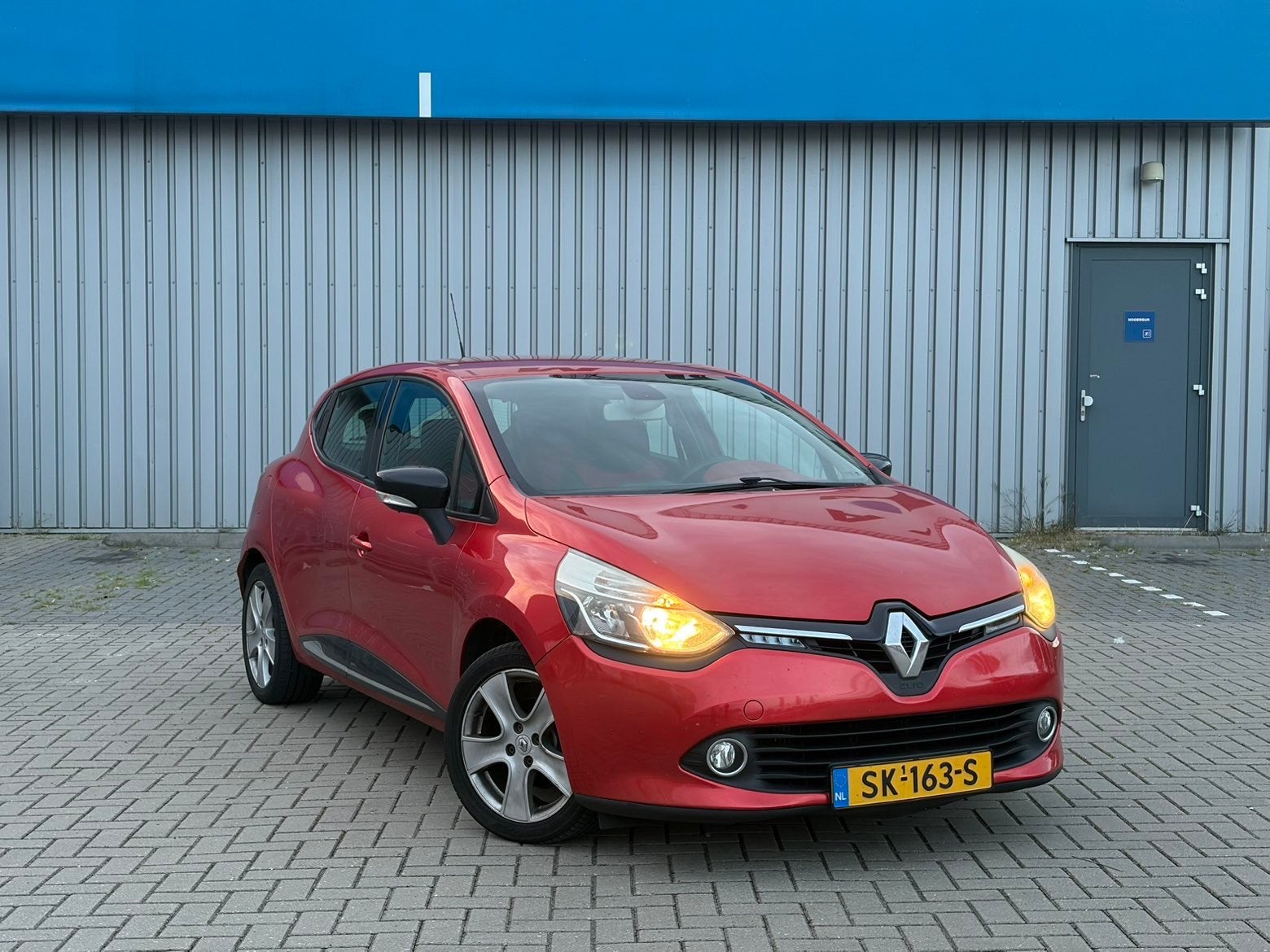 Renault Clio 0.9 TCE 66KW 5-DRS 2012 Rood, Auto's, Voorwielaandrijving, 898 cc, Stof, 40 €/maand