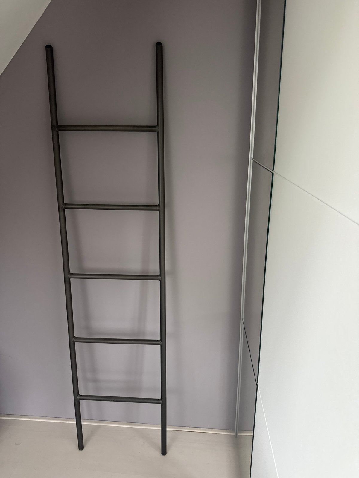 Zwarte metalen decoratieve ladder, Ophalen, Zo goed als nieuw, Ladder, Minder dan 2 meter