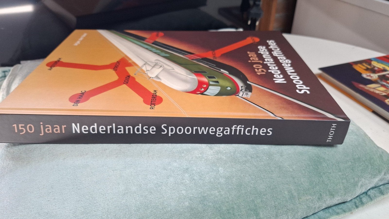 150 jaar Nederlandse Spoorwegaffiches - Arjan den Boer, Verzamelen, Ophalen of Verzenden, Zo goed als nieuw, Trein, Boek of Tijdschrift