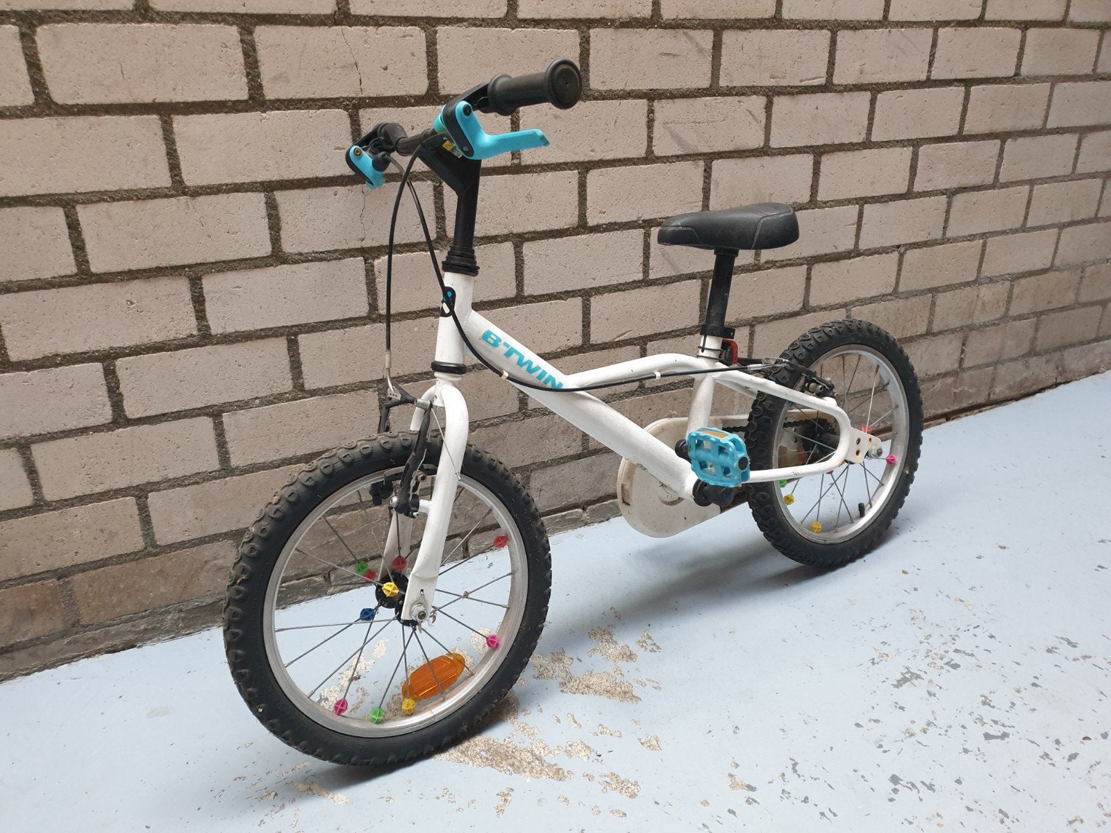B'Twin kinderfiets 16 inch - Wit met blauwe accenten