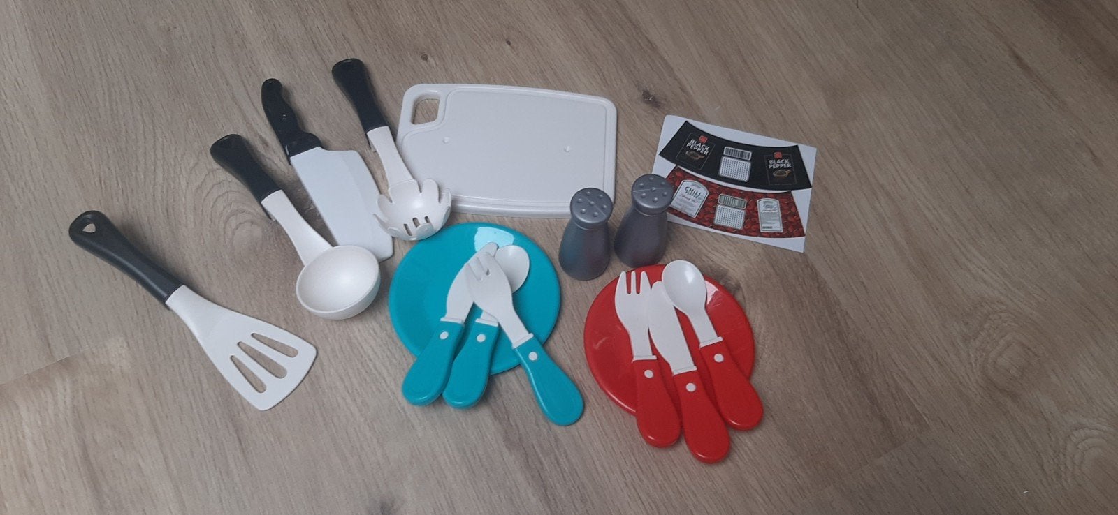 Speelgoed bestekset met borden en snijplank, Ophalen of Verzenden, Nieuw, Kunststof, Speelkeuken-accessoire