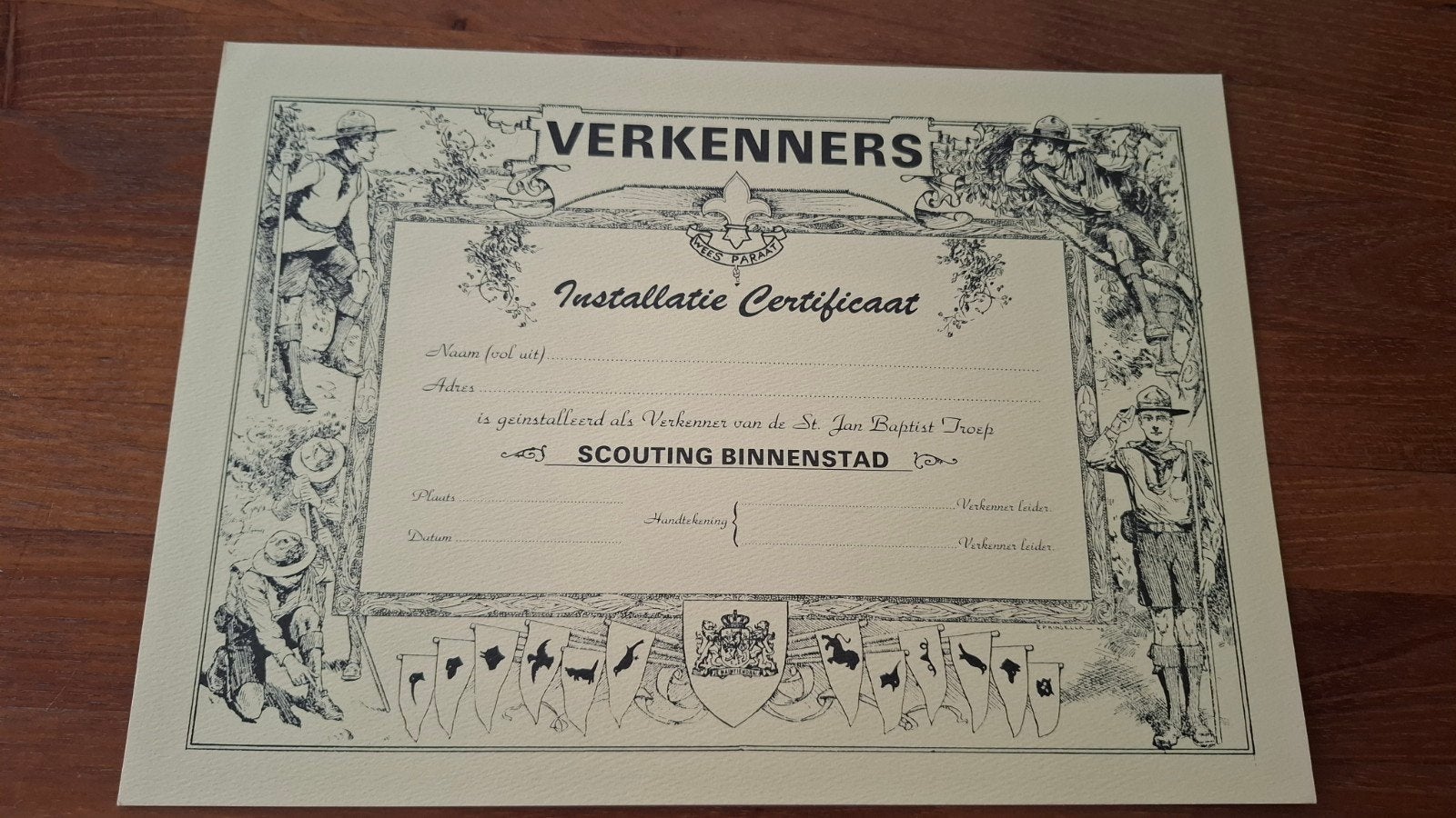 Installatie plaat "verkenners", Verzamelen, Scouting, Ophalen of Verzenden, Gebruikt, Embleem, Speld of Insigne