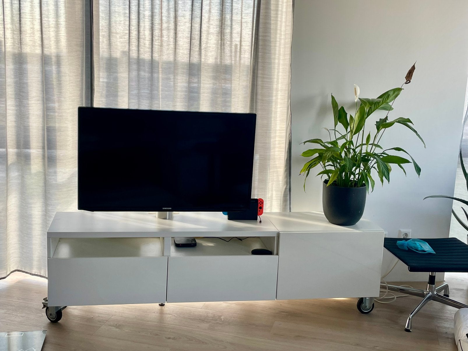 3 deurs IKEA Besta TV meubel met draaibare tv-beugel, Ophalen, Kunststof, Gebruikt, 100 tot 150 cm