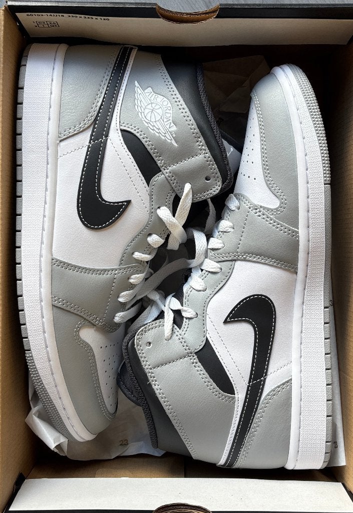 Air Jordan 1 Mid – Light Smoke Grey / Anthracite, Kleding | Heren, Verzenden, Wit, Nike, Nieuw