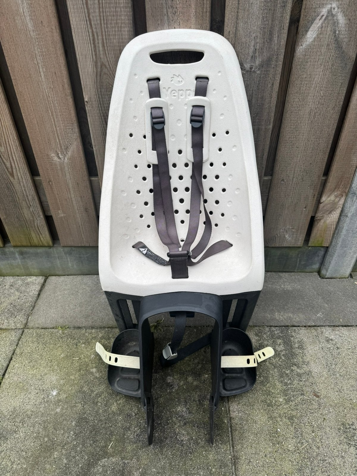 Yepp Maxi Easyfit achterzitje fiets wit 5-puntsgordel, Ophalen, Achterzitje, Voetsteuntjes, Zo goed als nieuw