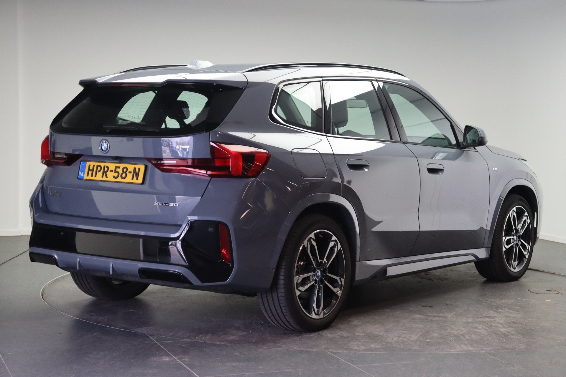 BMW iX1 xDrive30 M Sport / Sportstoelen / M Adaptief onderst, Auto's, Gebruikt, Met garantie (alle), 24 min, Vierwielaandrijving