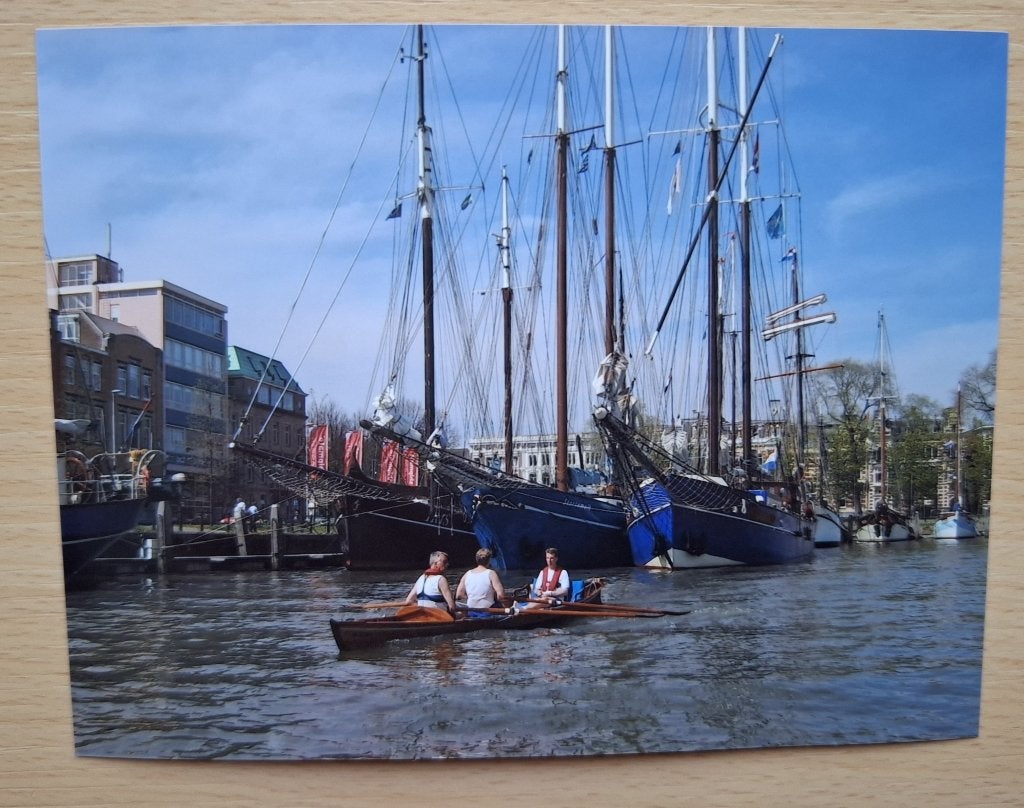 Foto van zeilschepen en roeiers Veerhaven Rotterdam, Verzamelen, Foto's en Prenten, Verzenden, 1980 tot heden, Foto, Nieuw