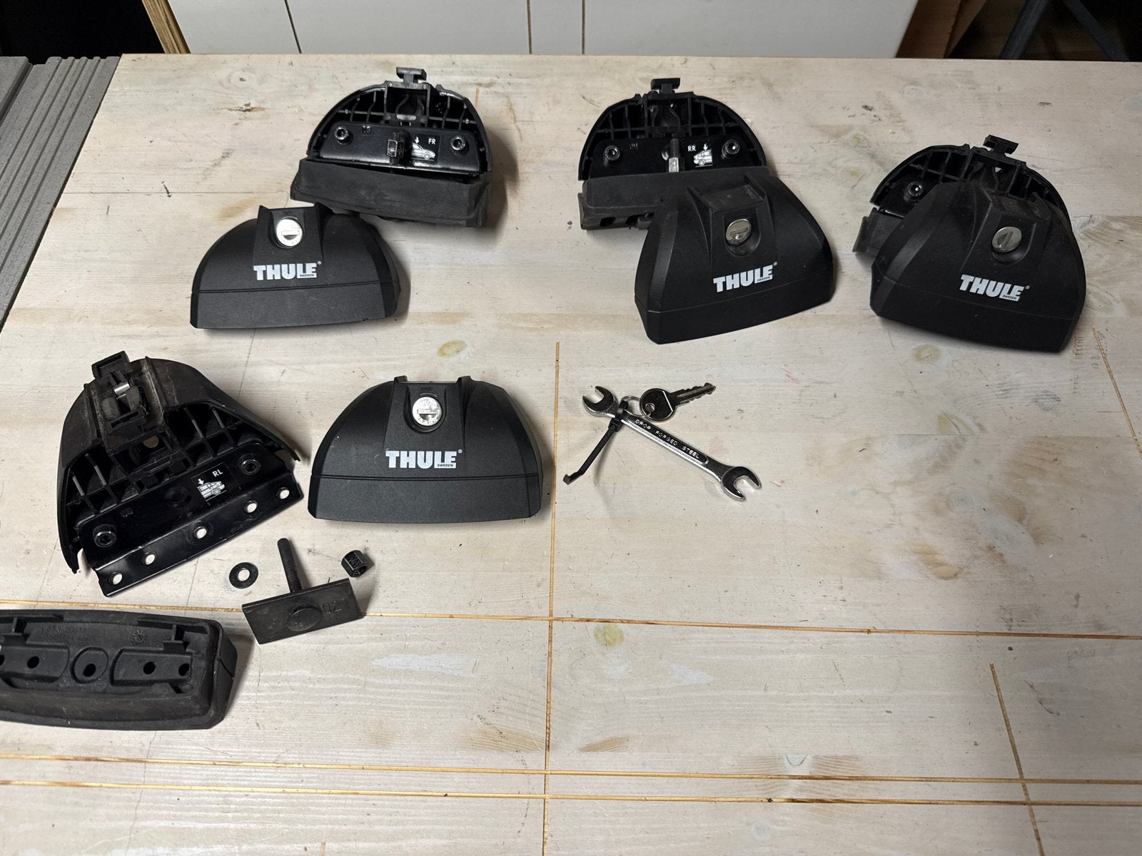 Thule 753 voetenset (Rapid System) – rail – met sleutels, Auto diversen, Dakdragers, Ophalen of Verzenden, Gebruikt