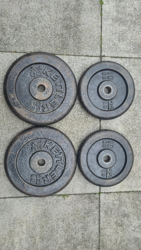 Kettler halterschijven (30 KG) met EZ curl bar, Sport en Fitness, Fitnessmaterialen, Ophalen, Gebruikt, Rug, Halterset