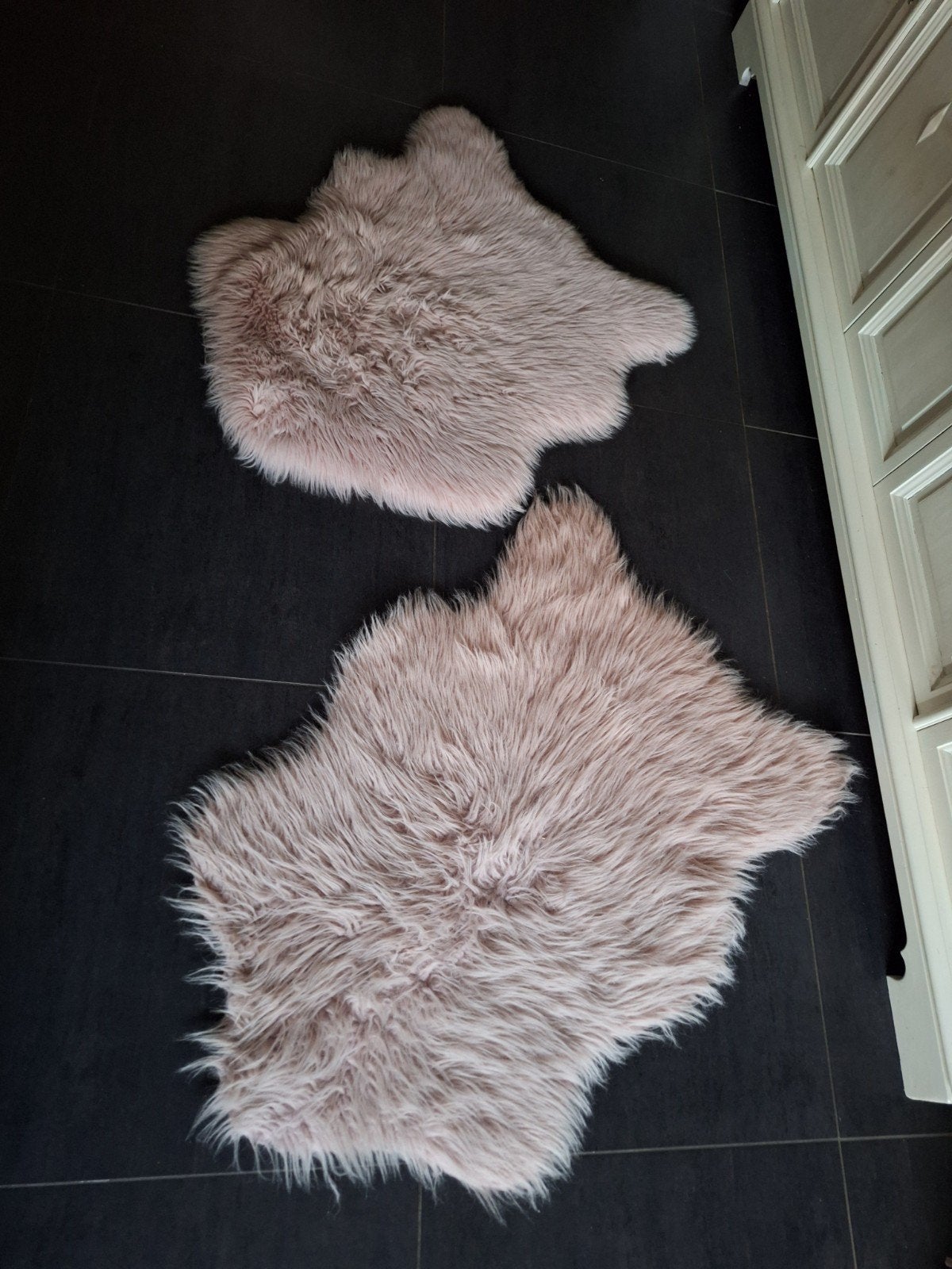 2 oud roze schapenvachtjes, Ophalen, Zo goed als nieuw