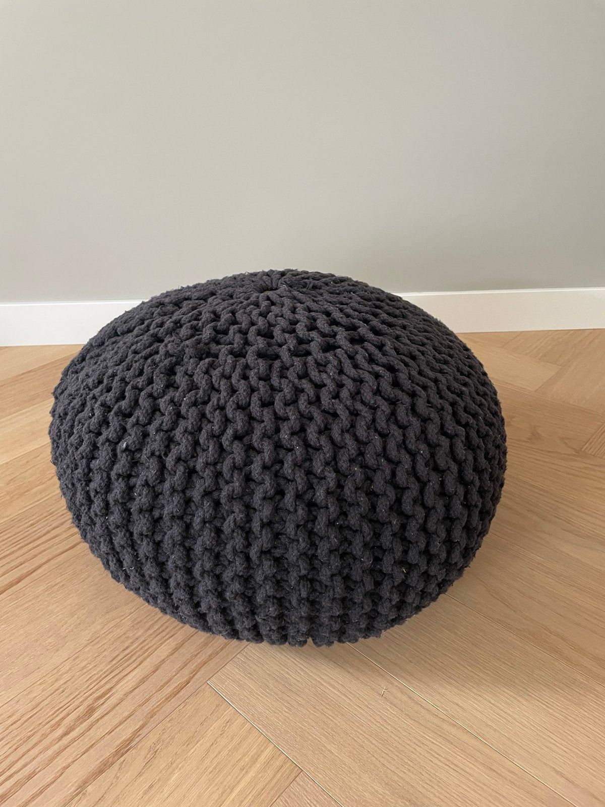 Zwarte gebreide poef, 50 cm diameter, als nieuw, Rond, Ophalen of Verzenden, Zo goed als nieuw, Stof